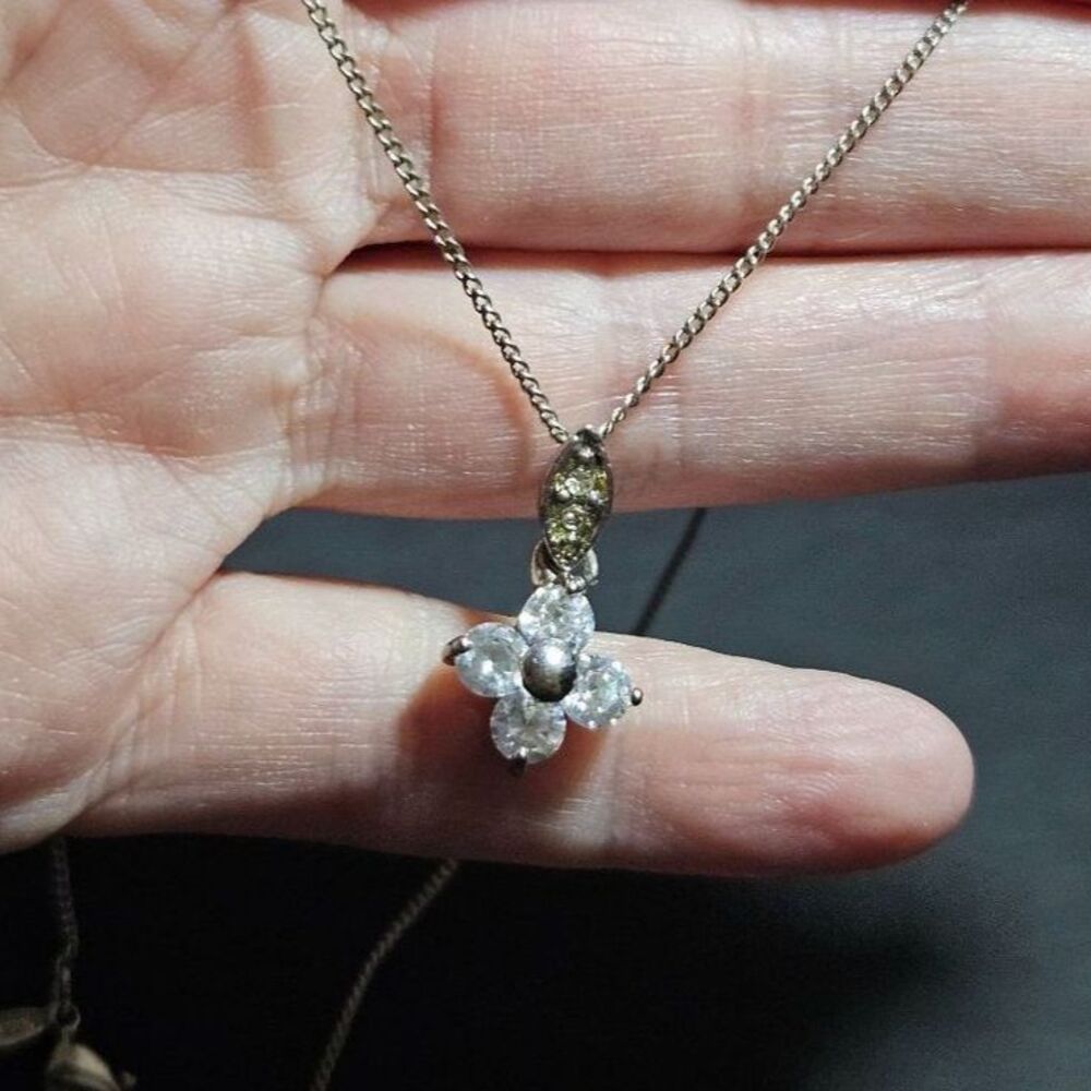 Avon vintage silver tone rhinestone pendant necklace 16"